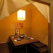 肩ひじ張らず、いつもより少し贅沢な日常を楽しむのにぴったりな【ハンバーグ＆ステーキ　おが屋】。半個室のBOX席では、隣をあまり気にせずに二人の時間を楽しめます。
