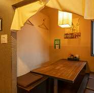 ほかの来店者を気にせずに食事をゆっくり楽しむことができる半個室のお席をご用意。女子会やご家族の食事会などにもぴったりです。