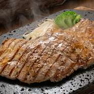 運動量が少ない付け根付近の赤身肉。しっかりとしたお肉の旨みが味わえるステーキです。