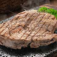 黒毛和牛のロースとカルビにはさまれた上質な部位をステーキに。ジュワッとあふれる肉汁とコクのある濃厚な肉の旨みを堪能できます。溶岩プレートでお好みの焼き加減にして召し上がれ。