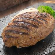 国産黒毛和牛を100％使用。柔らかな食感と口の中で広がる和牛肉の甘みと風味を存分に堪能できる逸品です。産地や部位・脂の入り具合などをみて挽き方までも変える、ワンランク上のプレミアムハンバーグ。