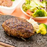 国産黒毛和牛入りあらびきハンバーグステーキ。おが屋ハンバーグをベースに良質な赤身肉をあらびきで入れています。和牛の風味とワイルドな食感の、良いとこ二重取り！ガッツリいくならこちらがおすすめです。