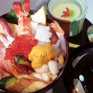 お店の自慢は、一番人気の海鮮丼。旬の魚介を贅沢に盛付けてあり、その時々の味わいを楽しめます。通常の『海鮮丼』に加え、約2倍のボリュームを誇る『特海鮮丼』も提供。新鮮な海の幸を存分に堪能できます。