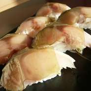 【寿し処光本】ならではの逸品、『しめ鯖』は必食です。店独自の技法で仕上げた、絶妙な酢加減と旨みが特徴。素材の良さを引き出した一皿で、多くの常連客を魅了し続けています。