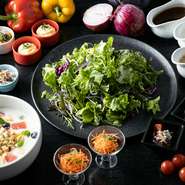 サラダバーに並ぶ野菜は中華や和の食材を含めて常時7種ほどがラインナップ。野菜本来の力強い味を堪能できるのは地場野菜を使用しているからこそ。四季折々の素材を取り合わせ、目も舌も楽しませてくれます。
