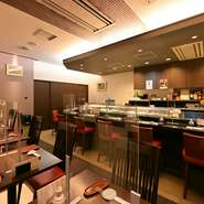 店内は高級感があり、落ち着いた雰囲気の和モダン空間です。複合型商業施設内にあるので、女子会はもちろん仕事仲間・友達同士・家族・カップルなど、シーン問わず利用しやすいのが特徴です。