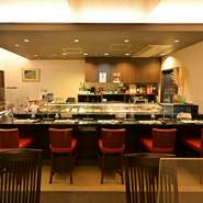 ゆったりと落ち着きのあるカウンター席は、料理人の調理風景を間近に見られる特等席。ランチはもちろん、仕事帰りの一人飲みにもオススメです。ゆっくりとした一人の時間を満喫できます。