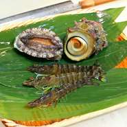 水揚げされたばかりの新鮮な魚介類はもちろん、食材の“旬”も大切にしています。煮たり、焼いたり、蒸したりといった和食の技を使い、“旬”のおいしさがゲストに十分伝わるような料理をつくっています。