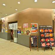 JR静岡駅から徒歩1分、「葵タワー」地下1階にある【入船鮨　葵タワー店】。複合型商業施設内にある店舗のため、ショッピングや観光で訪れるゲストが多く、週末は家族揃っての食事にぴったりの一軒です。
