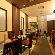 店内は清潔感があり明るい雰囲気です。普段使いのデートはもちろん、記念日や誕生日など特別な日の食事にも利用可能。駅からのアクセスも良く、知っておくと何かと重宝する鮨店です。