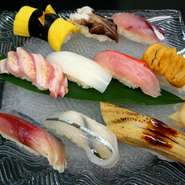 毎朝、駿河湾から直送される、旬で新鮮な魚介類。創業以来続く、新鮮なネタを揃える確かな目利きとこだわりから厳選された一皿です。その日、その季節により内容は変わるので、訪れる度に違った味わいが楽しめます。