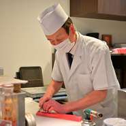 立ち寄りやすい店内には、カウンター席とテーブル席を用意しています。こだわりの和空間で、鮮度のいいネタ、こだわりのシャリの江戸前鮨と創作割烹を提供しています。