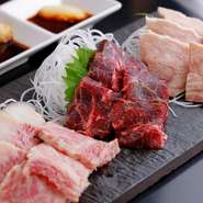 産直鮮魚やクジラ肉など、料理人の出身地である山口から良質素材を直送で取り寄せて提供している【浜焼酒場　トロハチ　渋谷店】。都内ではなかなかお目にかかれない珍しい素材もあり、舌の肥えた方との会食にも。