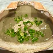当店オリジナルの蟹のほぐし身入り蟹味噌甲羅焼きです。