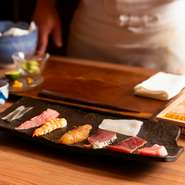 四季折々の贅沢食材を揃え、多彩なコースを披露。最上質な本鮪、北海道産キンキ、宮城の地魚などの魚介に加え、季節野菜や旬の幸、仙台牛や宮城Lポークなどの皿も充実し、その時季一番の美味を味わい尽くせます！