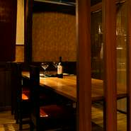 一番町での接待にも定評がある店。料理とお酒、接客と演出のトータルな実力が素晴らしく、落ち着いてくつろげる半個室も用意。仙台グルメの真の実力を堪能できる一軒なので、県外のゲストを招くシーンにもぴったり！