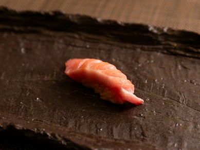 熟成ネタの極致！濃厚な旨みと食感にうなる『大トロの握り』