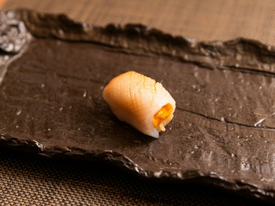 独創的な名作握り。2種のネタで魅せる『ウニとイカの握り』