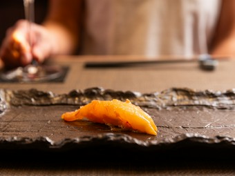 奥深い甘みと旨み、心地よい食感に歓喜する『ボタンエビの握り』