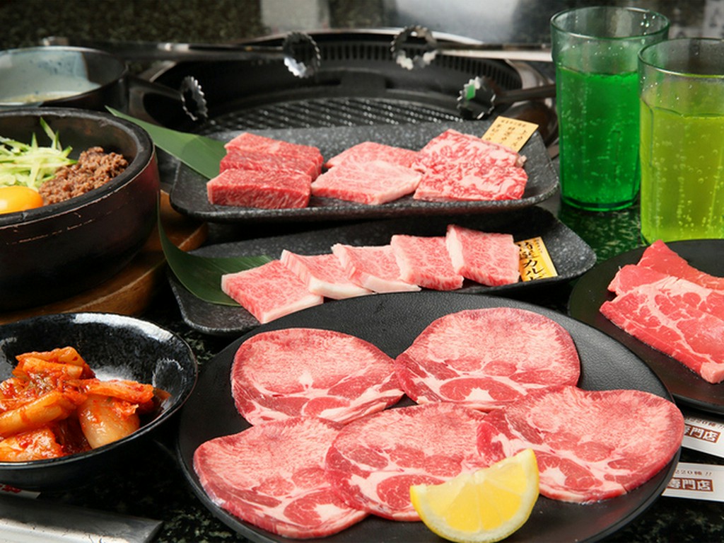予算と内容で選べる食べ放題コースには、飲み放題もつけられる