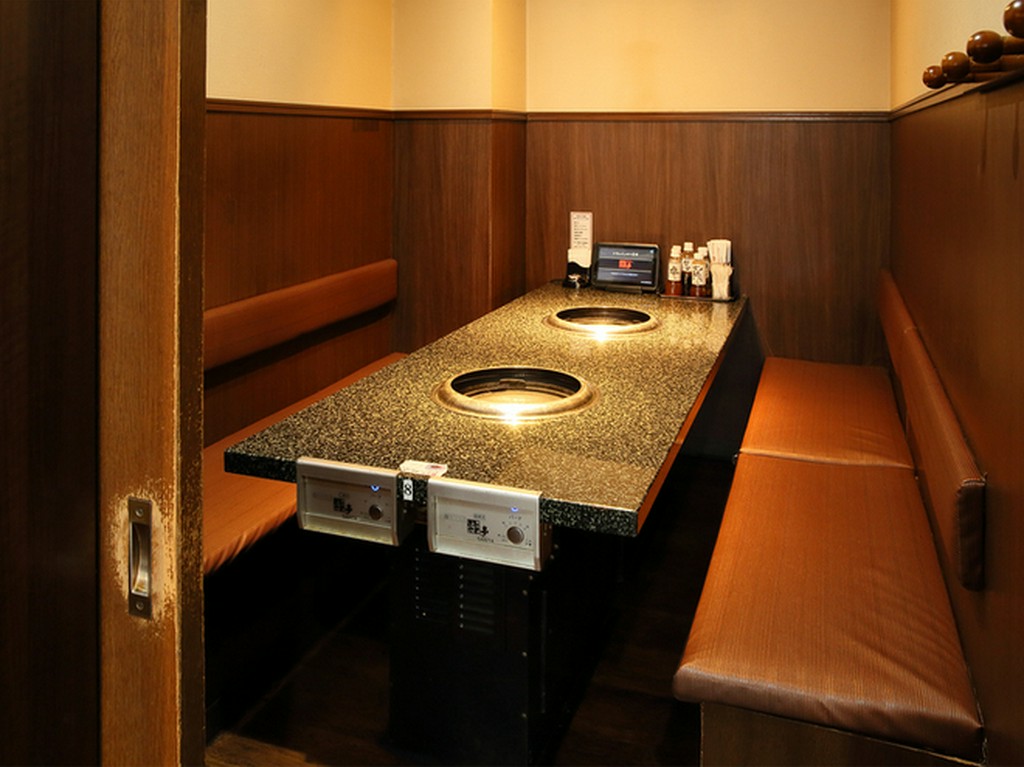 プライバシーを確保できる半個室完備で、デートにもオススメ