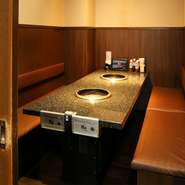 店内のテーブルはすべてプライベート感覚で利用できるボックス席。さらに、プライバシーを確保できる半個室もあり、デートにもオススメです。大切な人との特別な時間を、おいしいお肉とともに楽しんで。