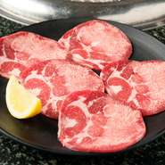 毎日発注をかけ、毎日店頭に届く新鮮なタンを、オーダごとにカットして提供。内臓肉ならではの風味を消すために、ハーブやスパイスを使用した下味にもこだわってあります。タン好きならずともハズせない一皿。