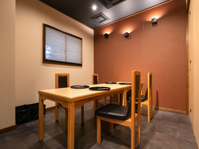 夜は個室が基本。2〜20名様が落ち着いた空間でくつろげる