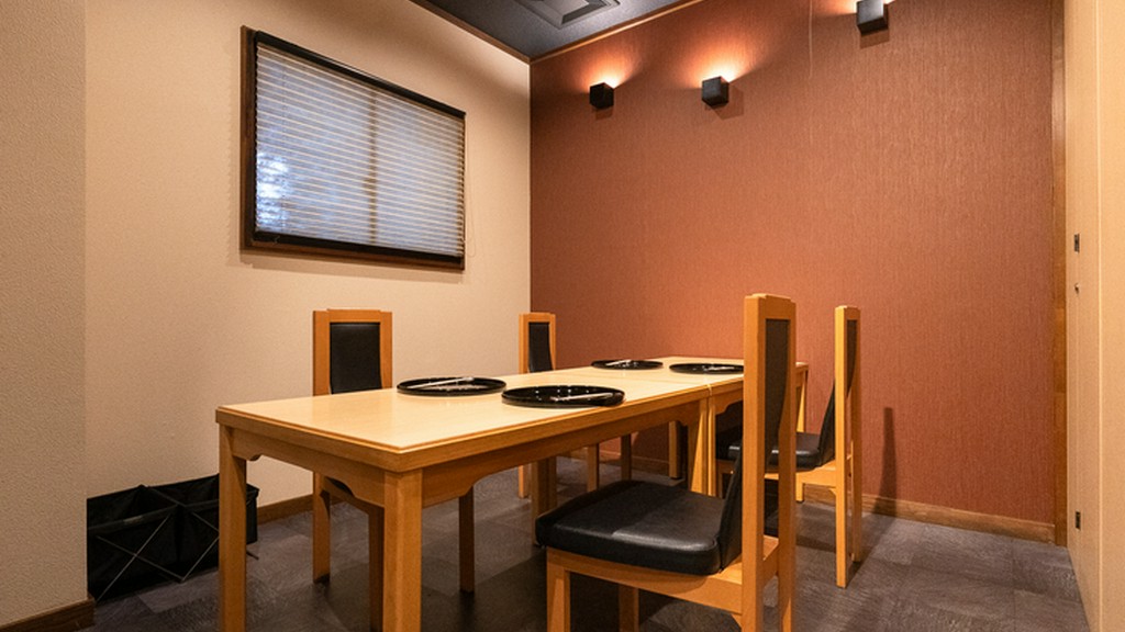 夜は個室が基本。2～20名様が落ち着いた空間でくつろげる