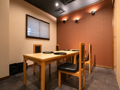 夜は個室が基本。2〜20名様が落ち着いた空間でくつろげる