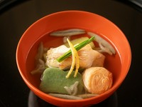 香り高く奥深いだしの旨みが季節の椀種を引き立てる『お椀』