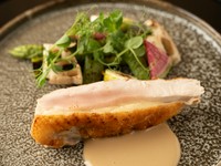 コース料理には岩手産の希少肉も登場。写真の例は、花巻市の大自然の中で育つほろほろ鳥を、伝統工芸品・南部鉄器の炭コンロで焼き上げた一皿。ジューシーで奥深い旨み、薫香をまとった香ばしさが絶品です！