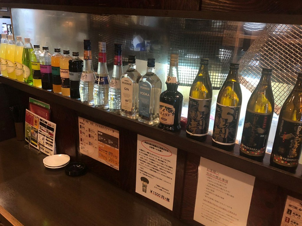 全国から厳選したさまざまな焼酎と焼鳥で、贅沢な晩酌を