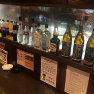 毎月店長がオススメの焼酎を仕入れ。薩摩料理に合う芋焼酎のほか、オリジナルの麦焼酎、しそ焼酎など、女性も飲みやすいお酒が揃っています。カウンター席も設えられているため、1人飲みにもぴったりです。