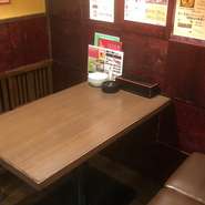 店内はブラウンを基調に統一され、どこか懐かしさを感じる穏やかな雰囲気。席でくつろぎながら、鶏料理やごはんもの、デザートまでゆったりと味わってみてはいかがでしょうか。
