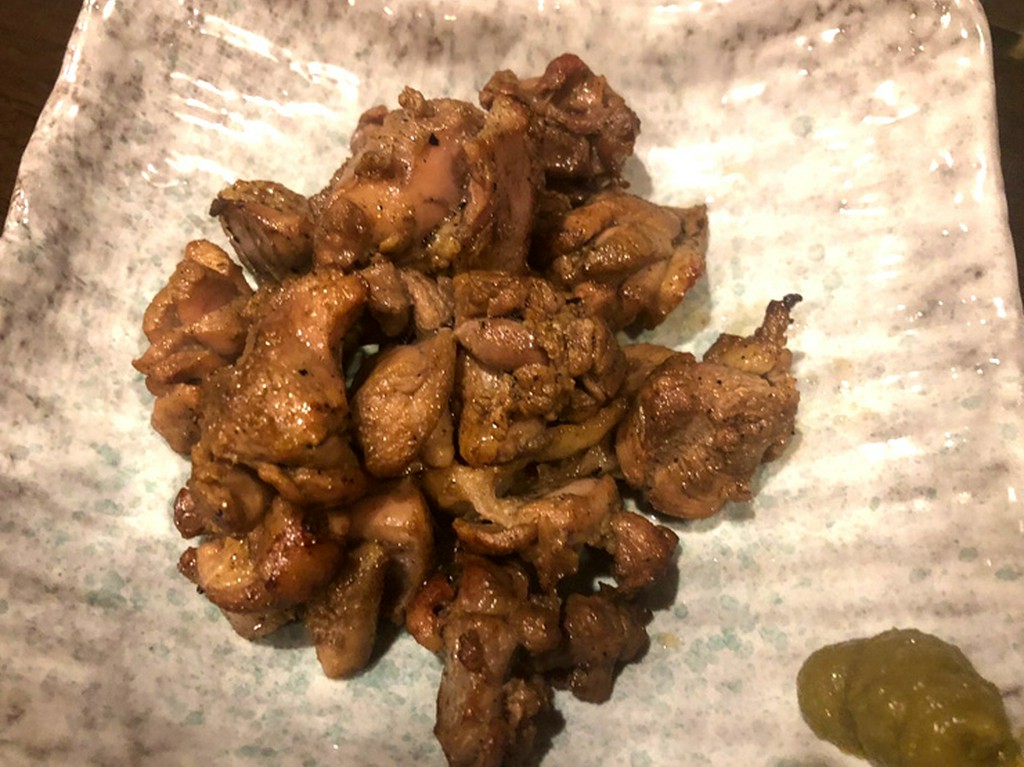 食欲をそそる香りが漂う『名物モモ炭火焼き』