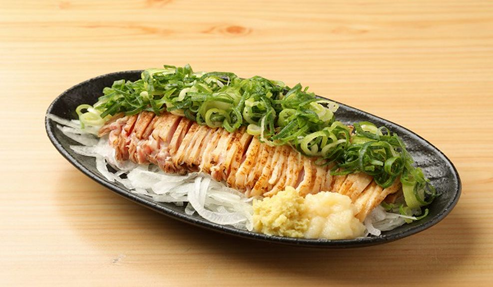 噛めば噛むほど口の中に鶏の味わいが広がる『モモのたたき』