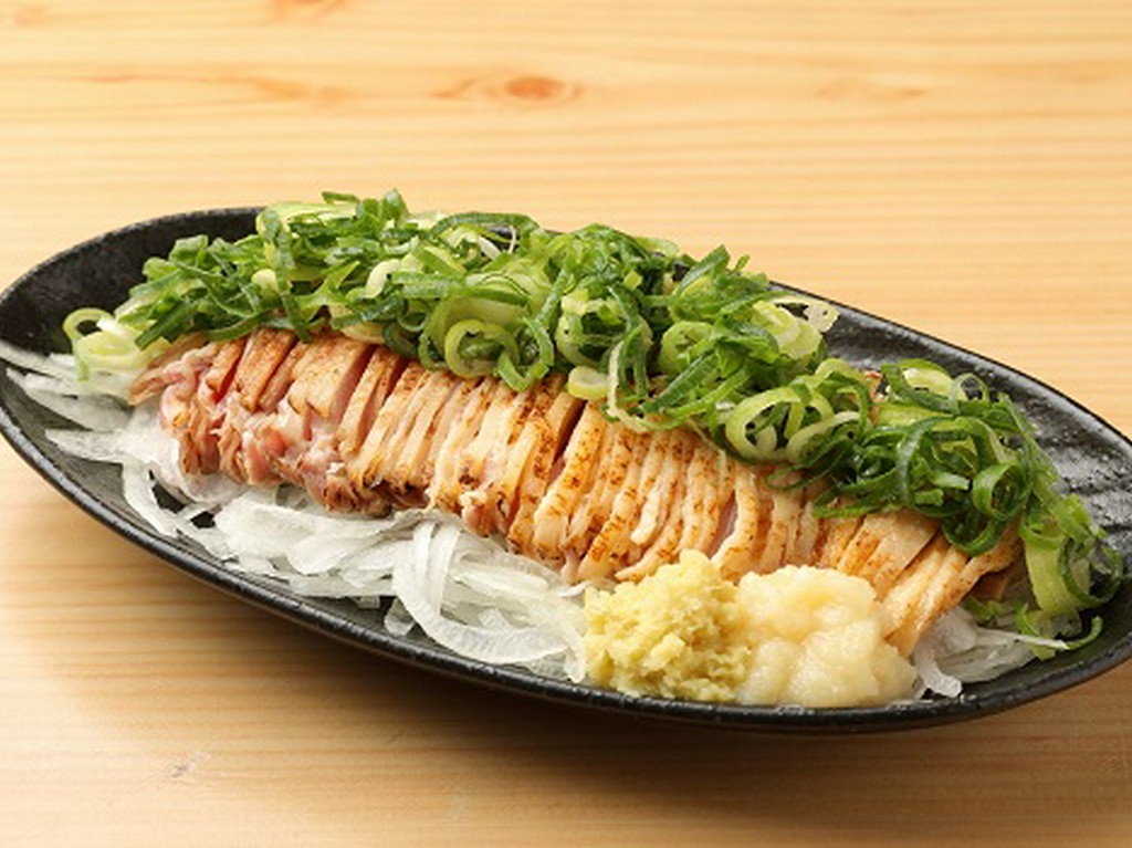 噛めば噛むほど口の中に鶏の味わいが広がる『モモのたたき』