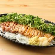 若鶏よりも飼育日数が長く、しっかりとした歯ごたえと肉の旨みを特徴とする親鶏のモモ肉を1枚そのまま調理。表面を炙り、ポン酢であっさりと仕上げた逸品です。