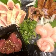 鶏肉を使用したメニューには全て国産鶏を使用。信頼できる生産者から食材を仕入れているからこそ、鶏のお刺身である『とりわさ』など珍しい料理も揃っています。
