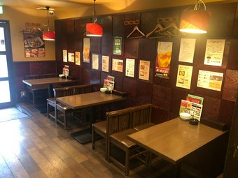 ボリューム満点の鶏料理をさまざまな場面で楽しめる、町の居酒屋