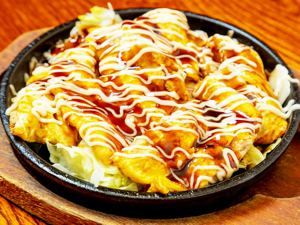 鉄板のお皿でいつまでもアツアツ『とん平焼き』