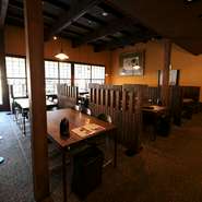 古い町並みの景色をたっぷり楽しんだ後は、舌もお腹もしっかり満足したいもの。飛騨牛や地酒など、飛騨高山グルメを満喫できる【味の与平】。友人との飛騨高山観光時にも最適です。