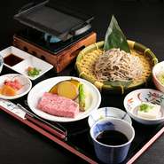 澄んだ水・豊かな自然・朝晩の寒暖差など、上質なそばの実の原産地としての要素が揃っている飛騨高山。『飛騨牛飛騨そば御膳』は、もう一つの魅力的な食文化も楽しめる贅沢セットです。