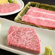 【味の与平】の「飛騨牛」は、最高等級であるA5ランクを使用。肉のスペシャリストたちの協力のもと、届けられる良質なお肉はいずれも自慢の逸品です。