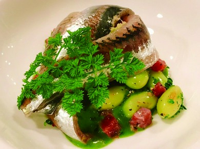 旬の魚介類を使い、自然の恵みをたっぷりと味わえる。日替わりの一皿『本日の魚料理』