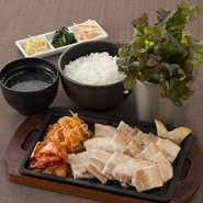 大人気のサムギョプサル定食の他に、テジコギ（豚肉と野菜の炒め物）定食やキムチポックム（豚キムチ）定食の３種をご用意しております。