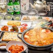 品川にある韓国屋台・オモニの味を楽しめる「韓韓市場」。サムギョプサル食べ放題や人気のチーズタッカルビやブテチゲ鍋がメインのコースなど飲み放題付きプランは4,800円～。みんなで渡韓気分で仲を深めよう！