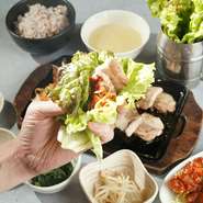 品川駅すぐの韓国屋台・オモニの味を満喫できる「韓韓市場」。韓国グルメで人気のサムギョプサル食べ放題！ワイワイ食べるにはもってこい！どんどん焼いて楽しもう！