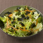 さっぱりと、コショウがきいた塩ドレッシングでお召上がりください。

